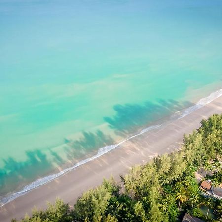 Outrigger Khao Lak Beach Resort - Sha Extra Plus Eksteriør bilde Aerial view of the beach