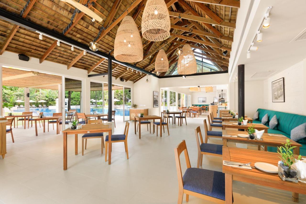 Outrigger Khao Lak Beach Resort - Sha Extra Plus Eksteriør bilde The restaurant at the resort
