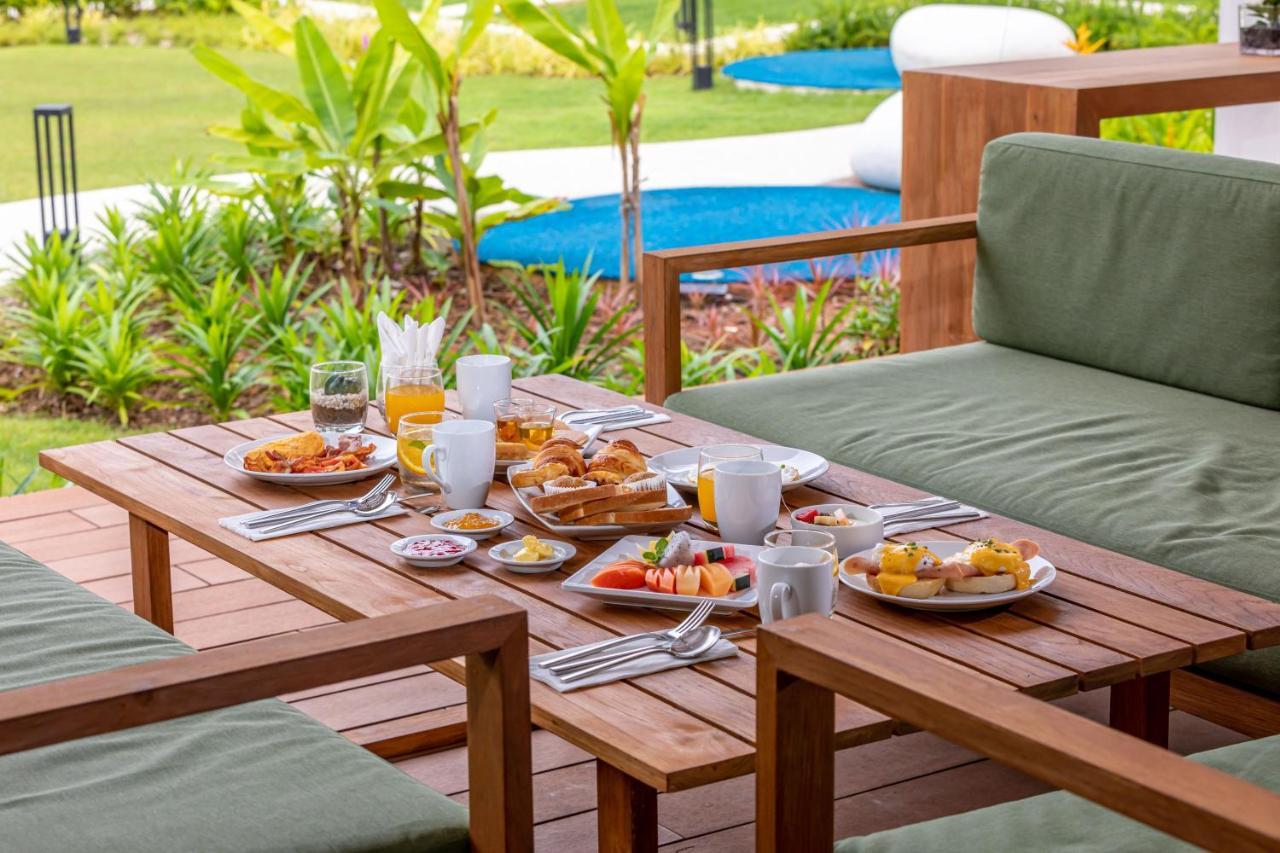 Outrigger Khao Lak Beach Resort - Sha Extra Plus Eksteriør bilde A breakfast table