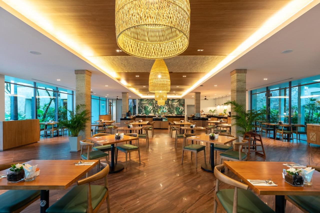 Outrigger Khao Lak Beach Resort - Sha Extra Plus Eksteriør bilde The restaurant at the hotel
