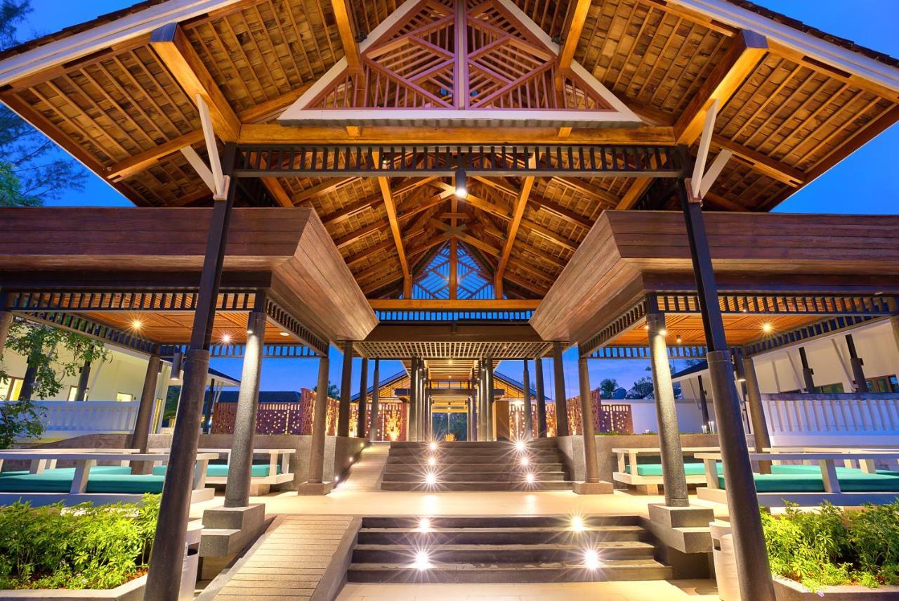Outrigger Khao Lak Beach Resort - Sha Extra Plus Eksteriør bilde The entrance of the resort