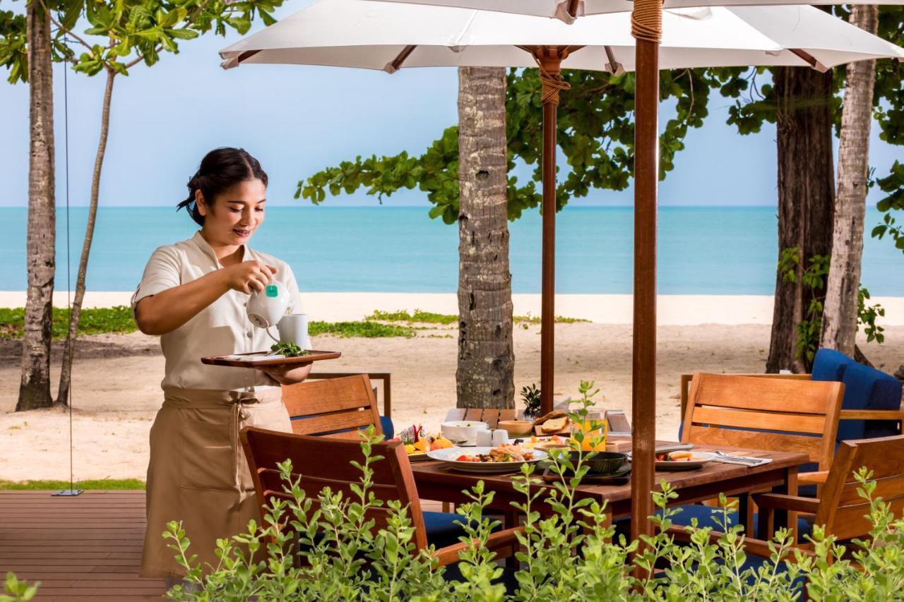 Outrigger Khao Lak Beach Resort - Sha Extra Plus Eksteriør bilde A Thai waitress at a resort