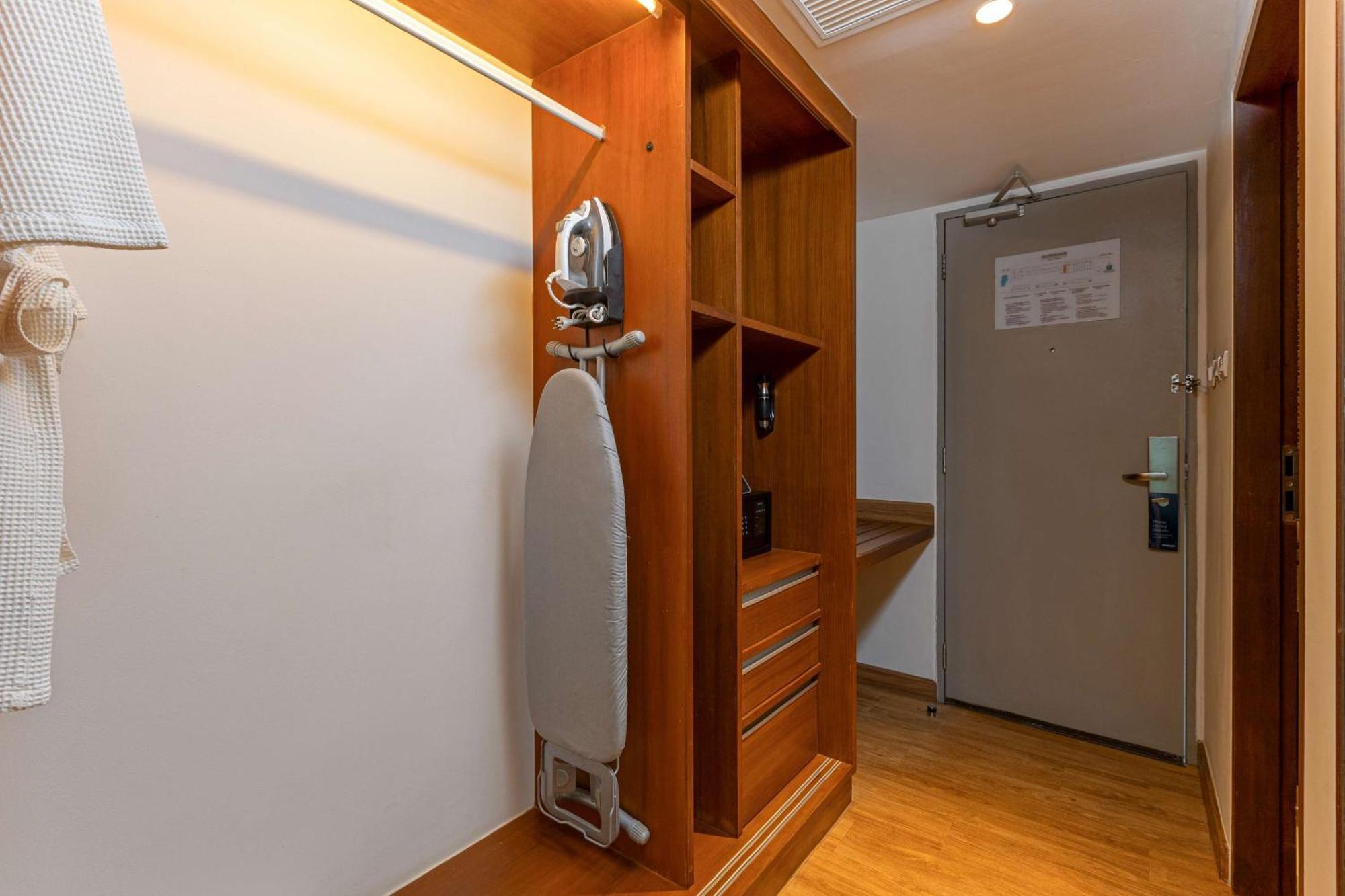 Outrigger Khao Lak Beach Resort - Sha Extra Plus Eksteriør bilde A steam iron and ironing board in a hotel room