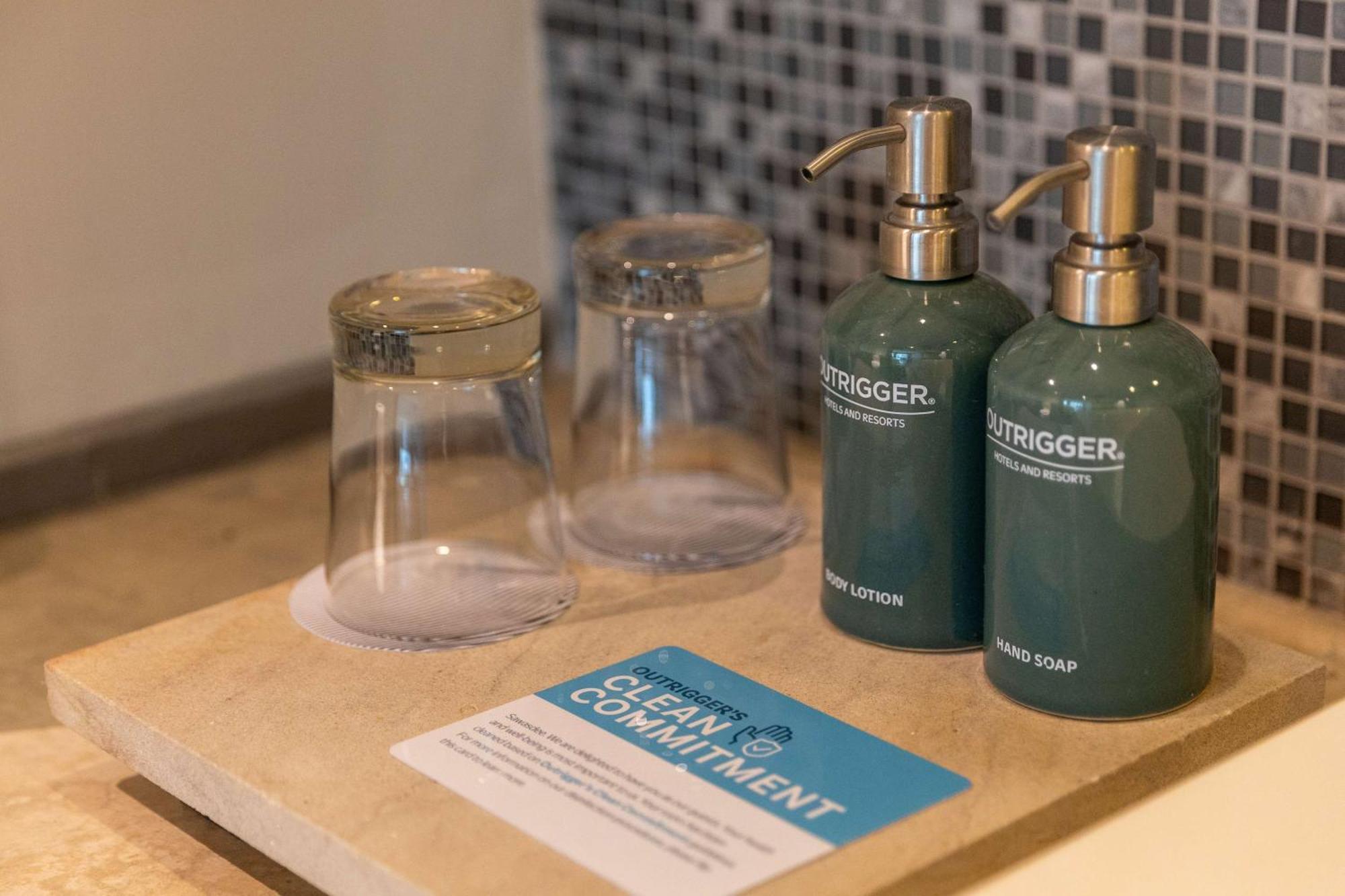 Outrigger Khao Lak Beach Resort - Sha Extra Plus Eksteriør bilde Soap and lotion dispensers