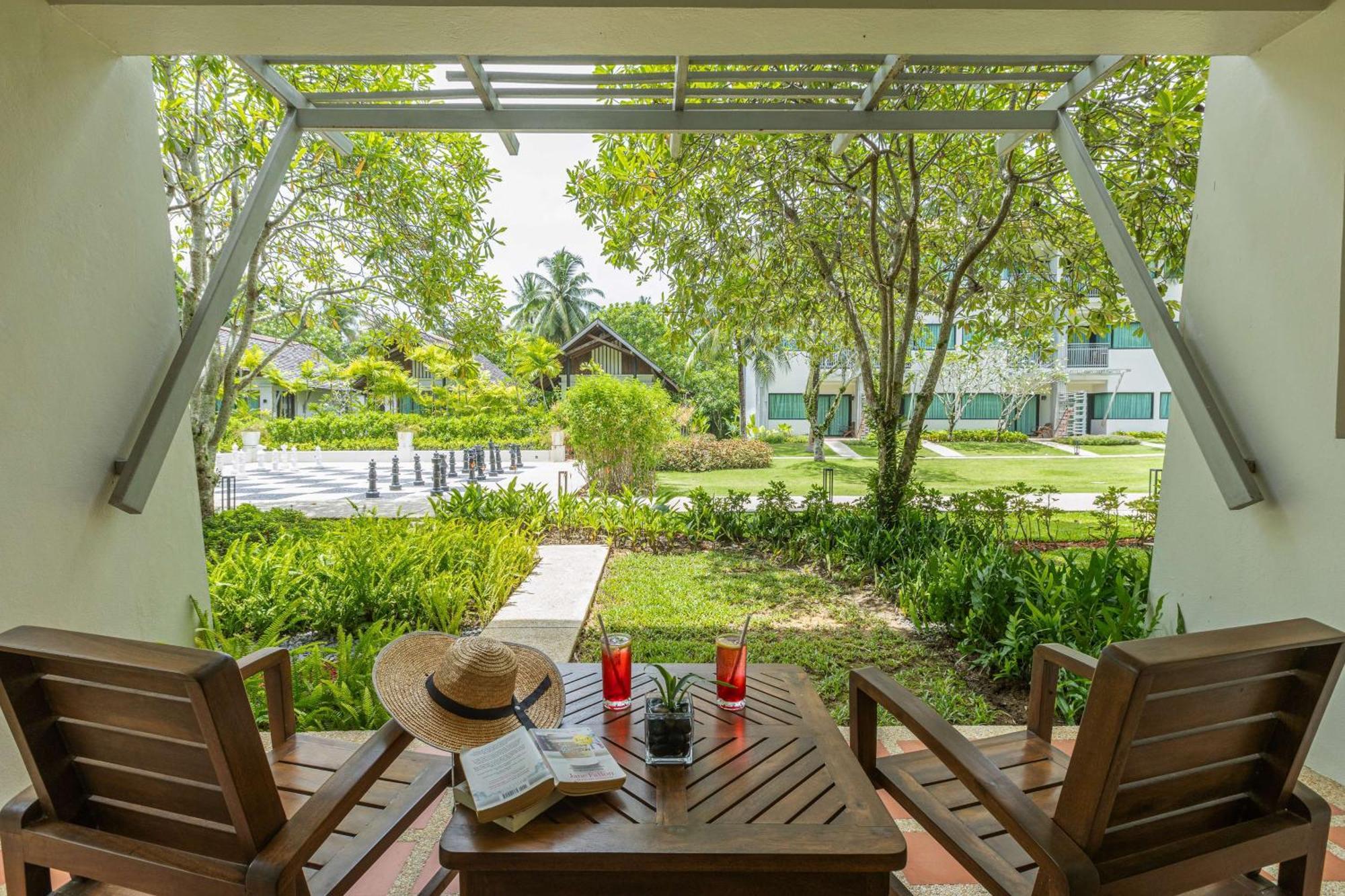 Outrigger Khao Lak Beach Resort - Sha Extra Plus Eksteriør bilde The resort's garden